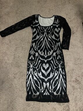Black and Silver Long Sleeve Patterned Sheath Dress (Runs Small)